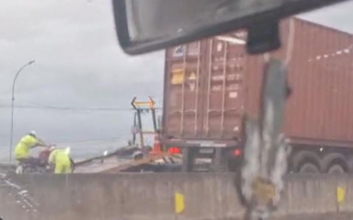 Acidente provocou longas filas em Itajaí (Foto: Reprodução)