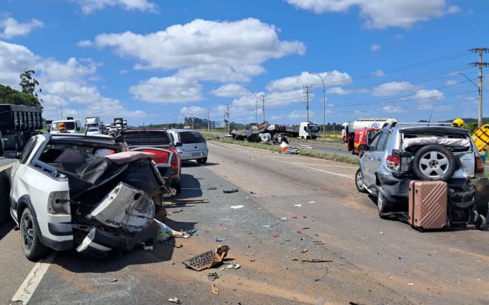 Carreta interditou a marginal no sentido sul (Foto: Divulgação CBMSC)