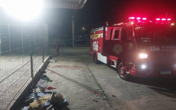 Homem em situação de rua foi resgatado pelos bombeiros em estado grave (Vídeos: Divulgação/Bombeiros Voluntários)