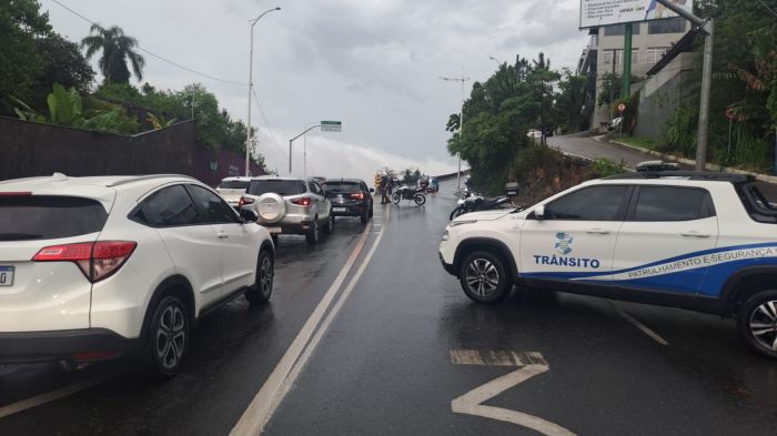 A avenida Panorâmica teve que ser interditada temporariamente por causa da chuva forte (Foto: Divulgação prefeitura de BC)