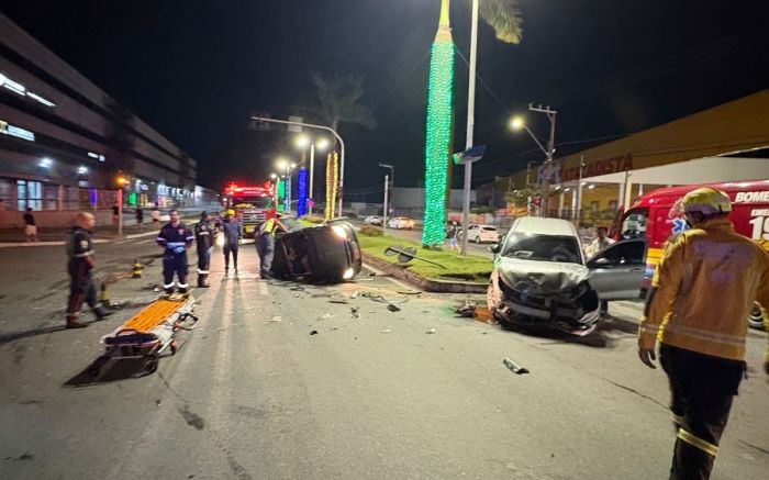 As quatro ocupantes do Chevrolet Classic tiveram ferimentos (Foto: Divulgação/PMSC)