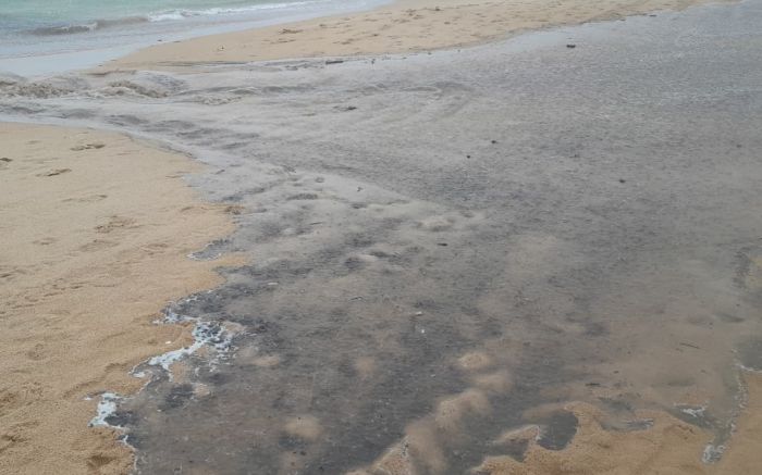 Descarte de esgoto foi flagrado na praia de Quatro Ilhas, no sábado (Foto: Divulgação)