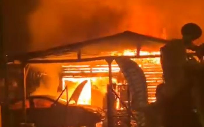 Incêndio foi controlado após meia hora de combate e uso de 10 mil litros de água (Foto: Divulgação CBMSC e Reprodução)
