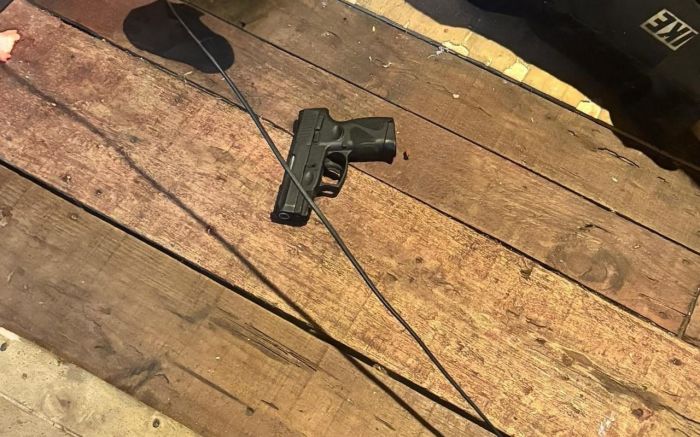 Arma nove milímetros, com numeração raspada, foi apreendida pela Polícia Militar (Foto: Divulgação)