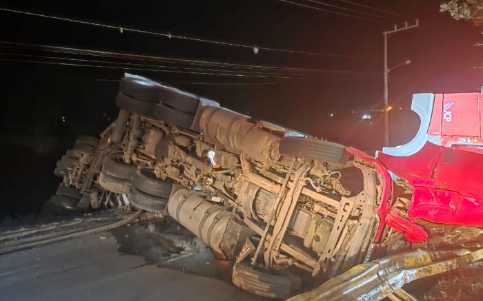 Pista ficou bloqueada para destombamento dos veículos (Foto: CBMSC)