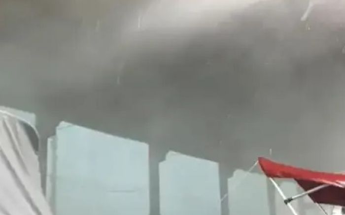 Estruturas foram derrubadas na praia e ruas ficaram alagadas (Foto: Reprodução)