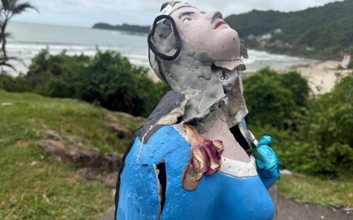 Escultura fica em ponto conhecido da praia do Atalaia (Foto: Camila Diel)