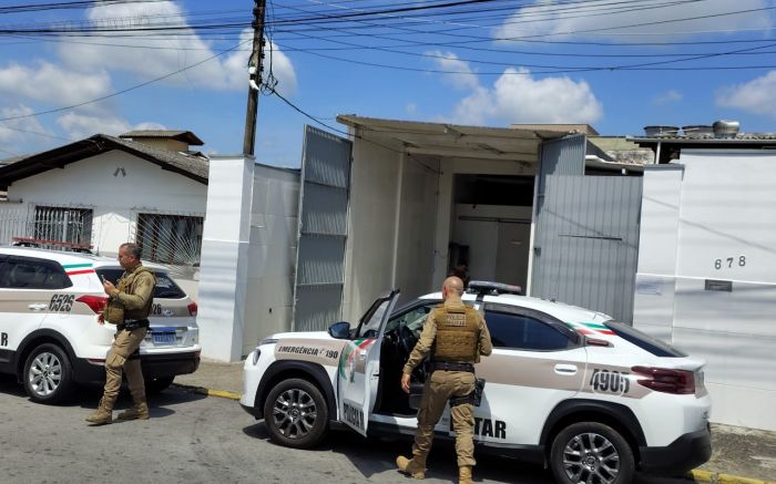 Crime foi na manhã desta sexta-feira, no bairro Cordeiros (Foto: Fran Marcon)