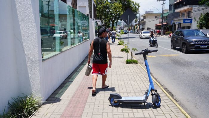 Patinetes largados nas calçadas geraram queixas de moradores (Foto: João Batista)
