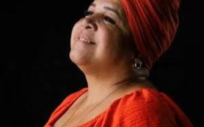 Entrevista com Regina começa às 19h (Foto: Redes sociais)