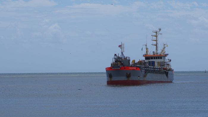 Amazone veio da costa africana e vai operar por dois meses em Piçarras (Foto: João Batista)