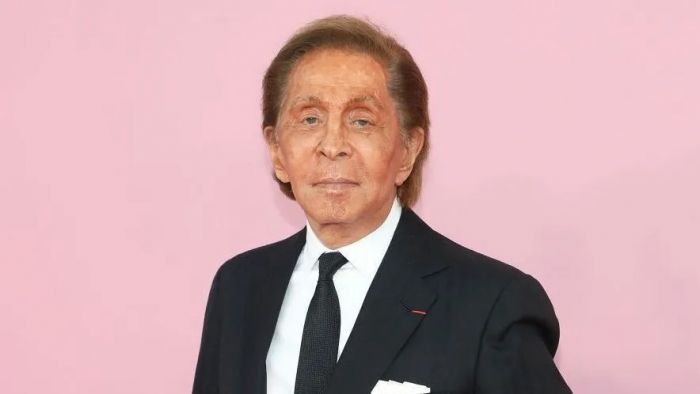 Por usar muito vermelho escarlate nos seus vestidos, a cor ficou conhecida como “Vermelho Valentino” (Foto: Reprodução/Redes sociais)