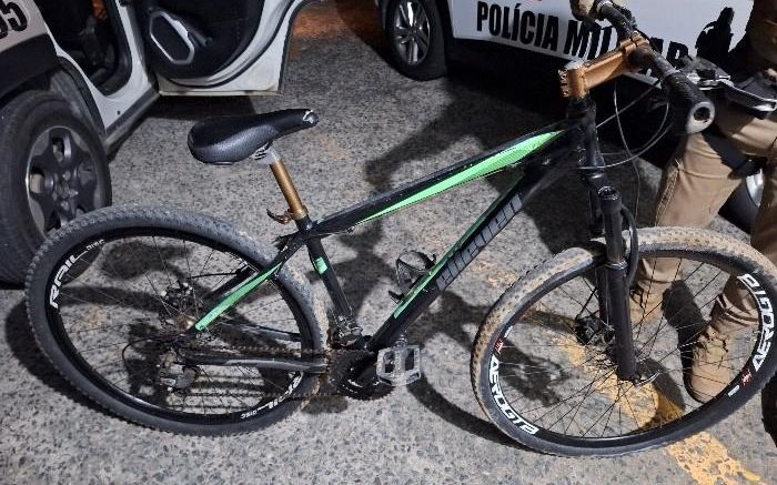 Usuário de deogas tentou fugir de bicicleta com sacola cheia de fios (Foto: Divulgação/BPMI)