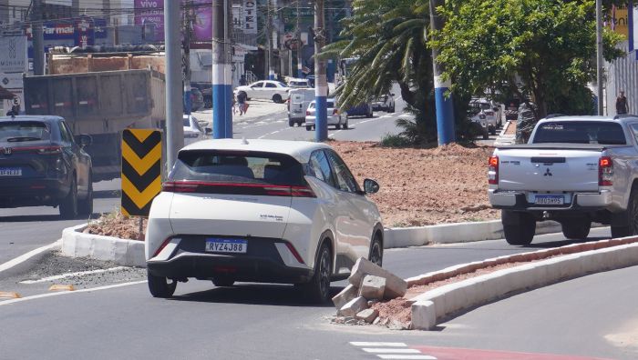 Canteiro é detonado por veículos pra entrar em faixa estreita (Foto: João Batista)