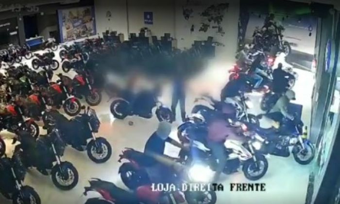 Bando que atacou loja furtou motos avaliadas em R$ 230 mil (Foto: Reprodução)