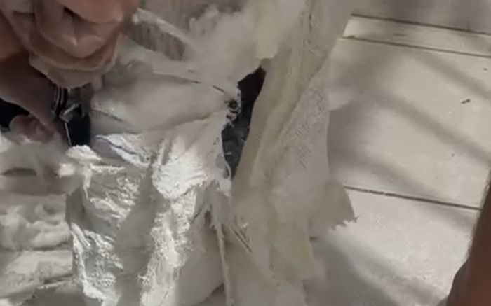 Polícia encontrou celular, chips e smartwatches escondidos dentro de gesso falso (Foto: Reprodução)