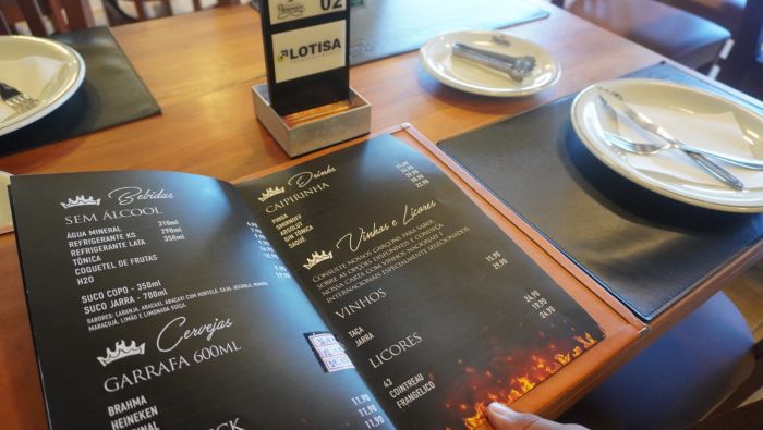 Lojas não poderão oferecer apenas a versão em QR code dos cardápios (Foto: João Batista)