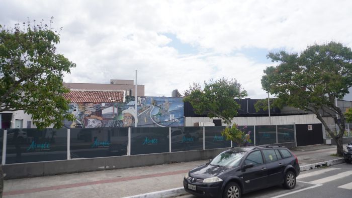 Vizinhança relata fim do sossego com grupo que se abriga no local (Foto: João Batista)