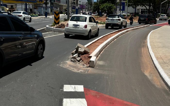 Canteiro que separa a via passou de 80 para 15 centímetros de largura