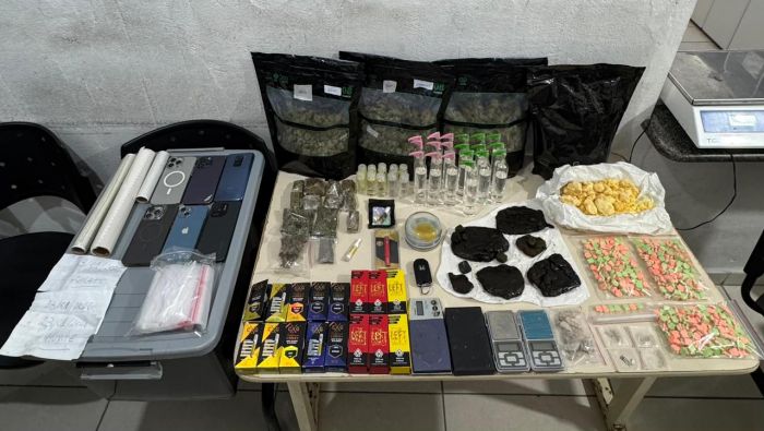 Drogas foram apreendidas em apartamento na rua 246, em Itapema (Foto: PMSC)