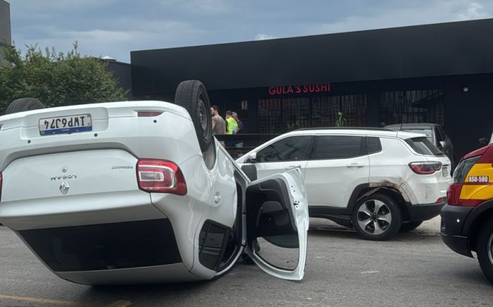 Carro e motos foram atingidos pelo Logan (Foto: Leitor)