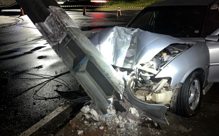 Cabos baixos impediam passagem de caminhões (Foto: Divulgação)