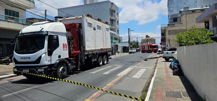 Postes foram derrubados por caminhão que engatou na fiação elétrica (Foto: Leitor e Divulgação)