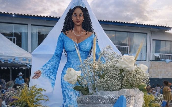 Caminhada noturna reúne milhares de pessoas em homenagem à Rainha do Mar (Foto: Arquivo)