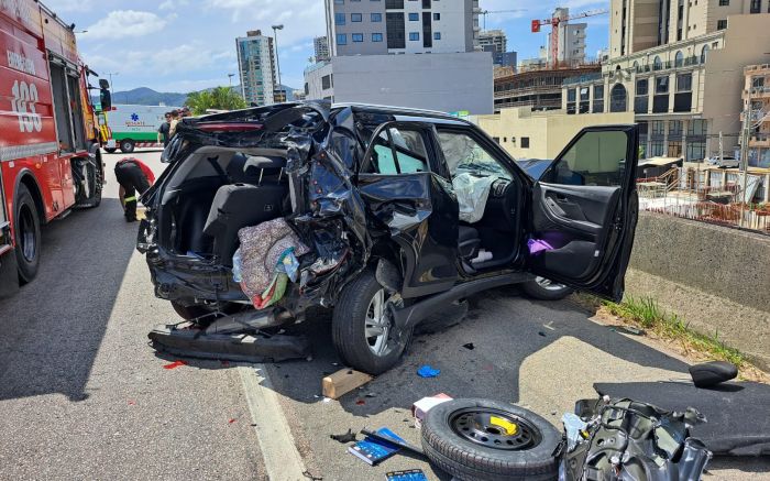 Acidente na BR 101, em Itapema, mobilizou bombeiros, viaturas de resgate e equipes da concessionária Arteris. (Foto: 13ºBBM)