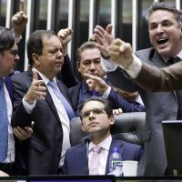 Congresso “inimigo do povo” muda o tom e promete “entregas concretas”