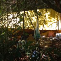 Mulher é encontrada morta embaixo de barraca