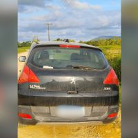 Carro abandonado há duas semanas gera desconfiança em Laranjeiras