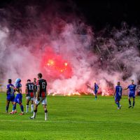 Joinville é punido com três jogos de portões fechados por sinalizadores e bombas em campo