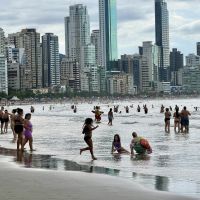 Praia Central de BC está 100% própria para banho