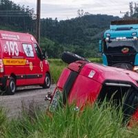 Capotamento seguido de atropelamento mata motorista e deixa mais um ferido grave