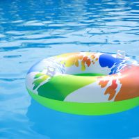 Criança de dois anos se afoga em piscina e é reanimada pelo pai em Santa Catarina