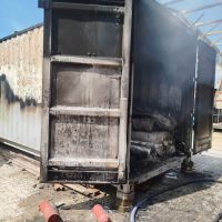 Contêiner pega fogo às margens da BR 101 em Itajaí