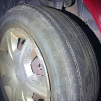 Carro é apreendido após motorista dirigir no escuro e com pneus carecas