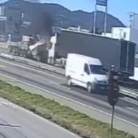 Vídeo mostra caminhão prensando veículos em acidente com três mortes na BR 101 em Itajaí