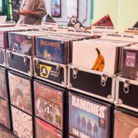 Feira de Vinil abre 2026 no Itajaí Shopping com raridades e clássicos