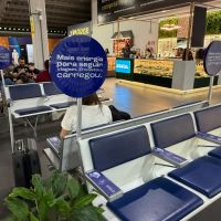 Sem bateria? Navegantes agora carrega seu celular direto no assento