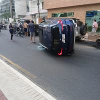 Motorista se distrai ao volante e capota BMW