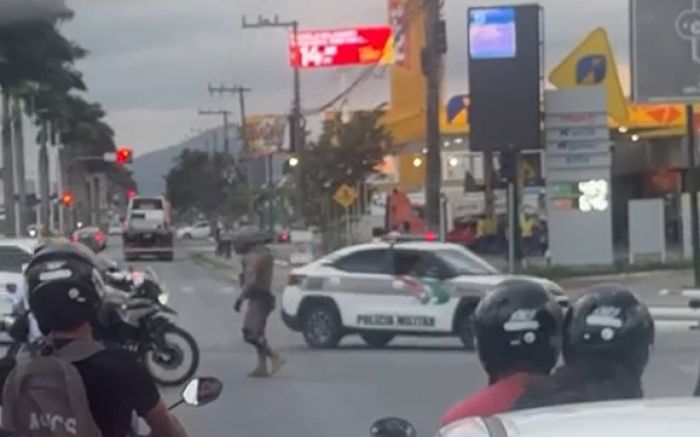 Comboio de viaturas chamou a atenção no trânsito do São Vicente (Foto: Reprodução)
