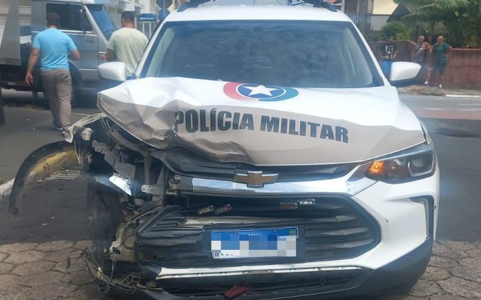 Viatura da PM ficou danificada; acidente foi em Cordeiros (Foto: Leitor)
