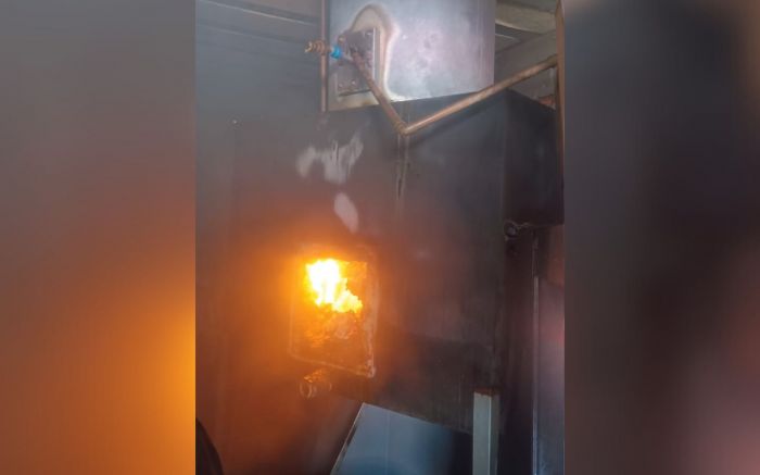 O fogo teria começado dentro da chaminé da costelaria (Foto: Divulgação BBMBC)