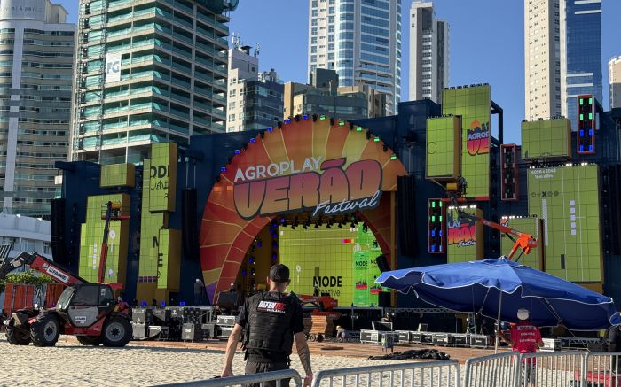 Estruturas dos palcos entram na reta final em Balneário Camboriú e região (Foto: Gabrielle Rudolf)
