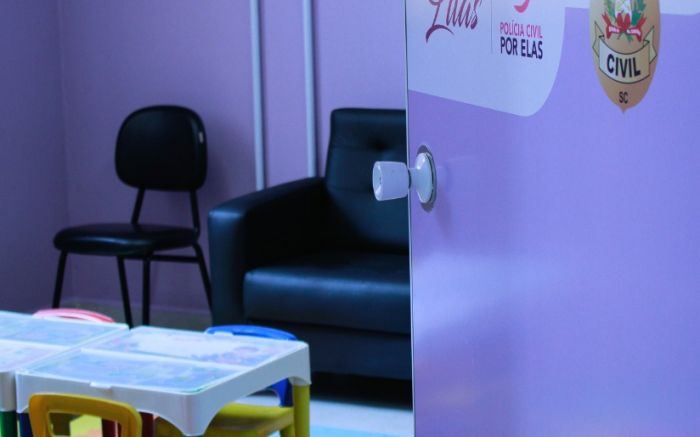 Denunciante reclama do horário limitado do atendimento; estado prometeu ampliar unidades e separar atendimentos especializados