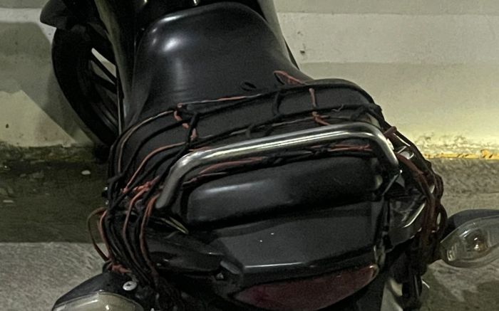 Motocicleta foi apreendida após fuga na avenida das Flores (Foto: Divulgação/Autarquia BC)