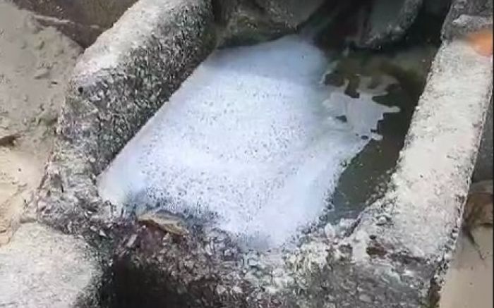Morador publicou uma série de vídeos mostrando água escura e cheiro forte despejados em rios e praias da cidade (Foto: Reprodução)