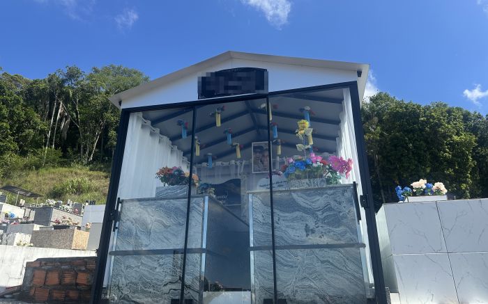 Há três anos o viúvo visita o jazigo todos os sábados
(foto: Camila Diel)